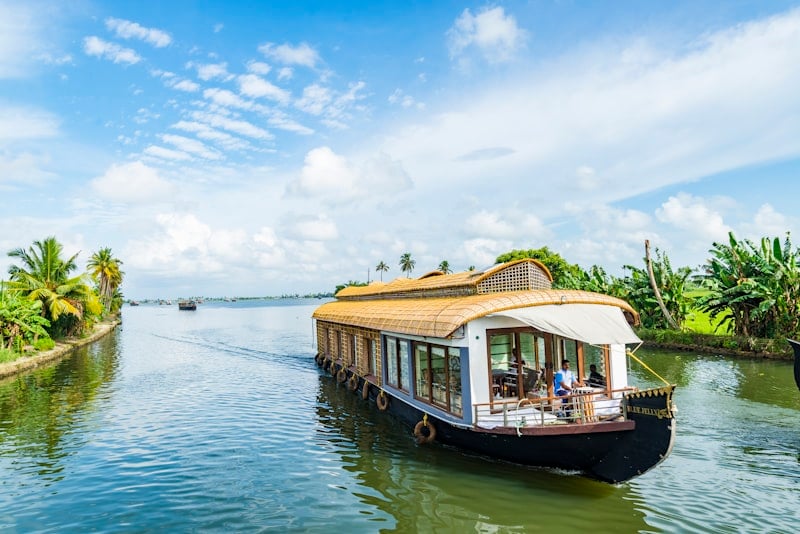Kerala Hills & Backwaters (Munnar, Thekkady & Houseboat Alleppey)