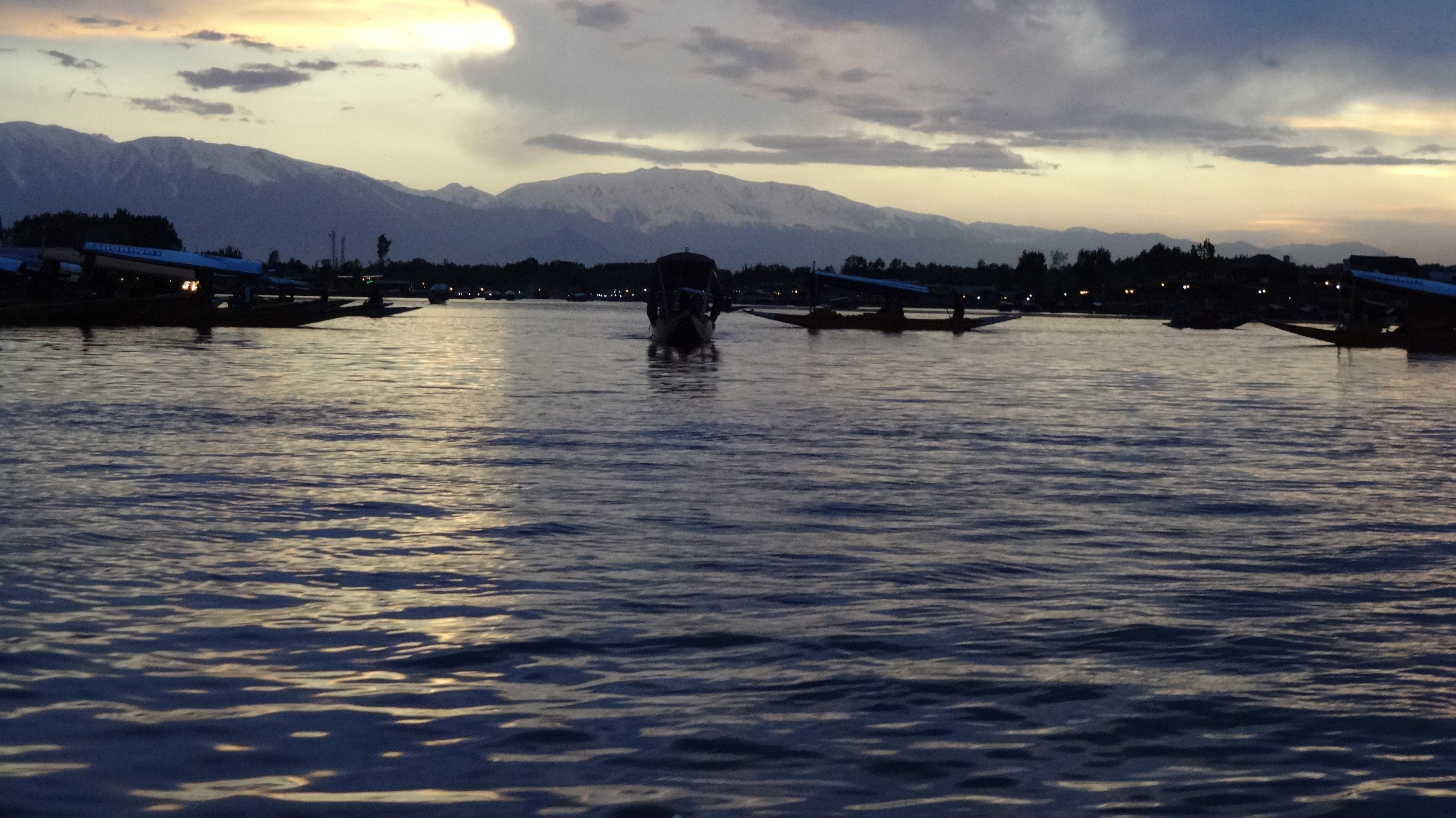 Kashmir Luxury Escape (Houseboat, Gondola & Snow Adventure)