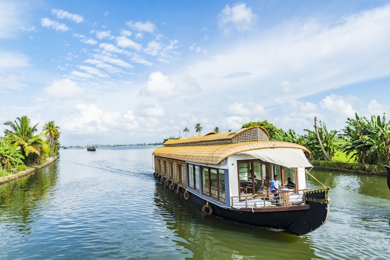 Kerala Hills & Backwaters (Munnar, Thekkady & Houseboat Alleppey)