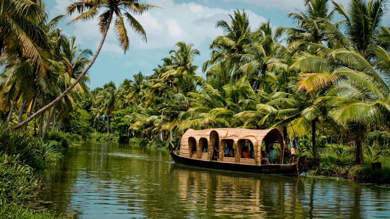 Kerala Romantic Honeymoon (Backwaters & Varkala Beach)